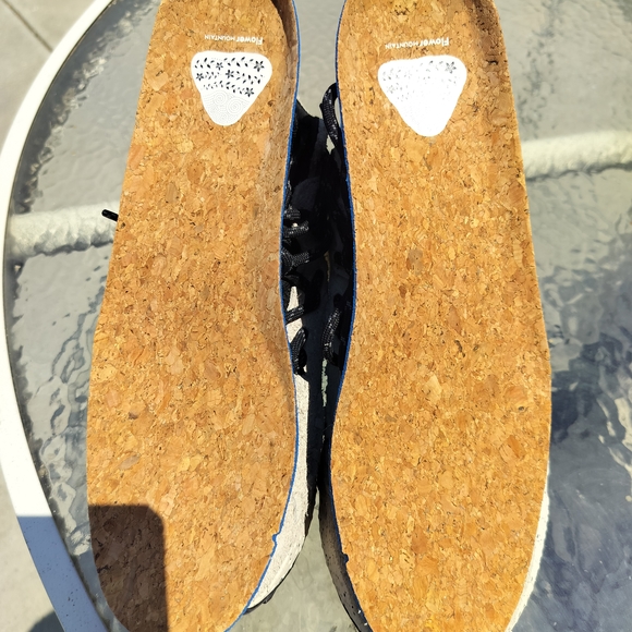 Stylish Men's Athletic Shoes in Black and Tan - Picture 11 of 15